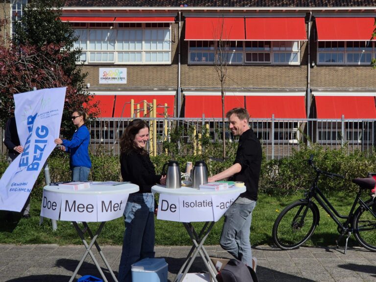 We staan met de koffie voor de Emmaschool!